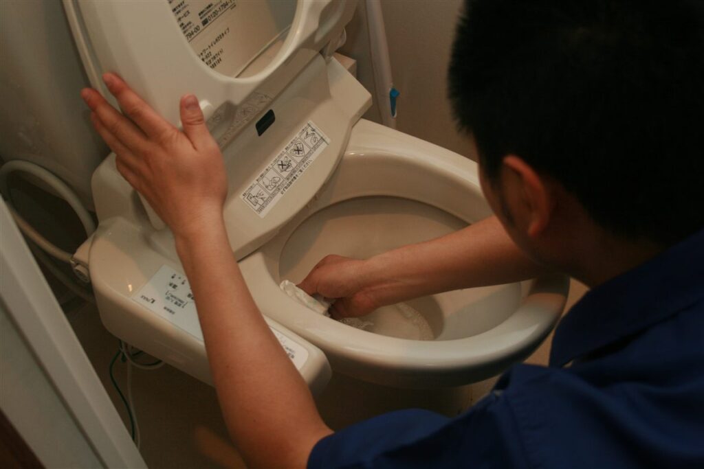 トイレを清掃する作業