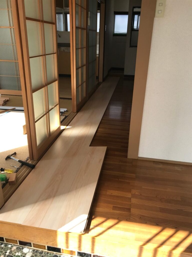 床の張り替え工事中の和室と廊下