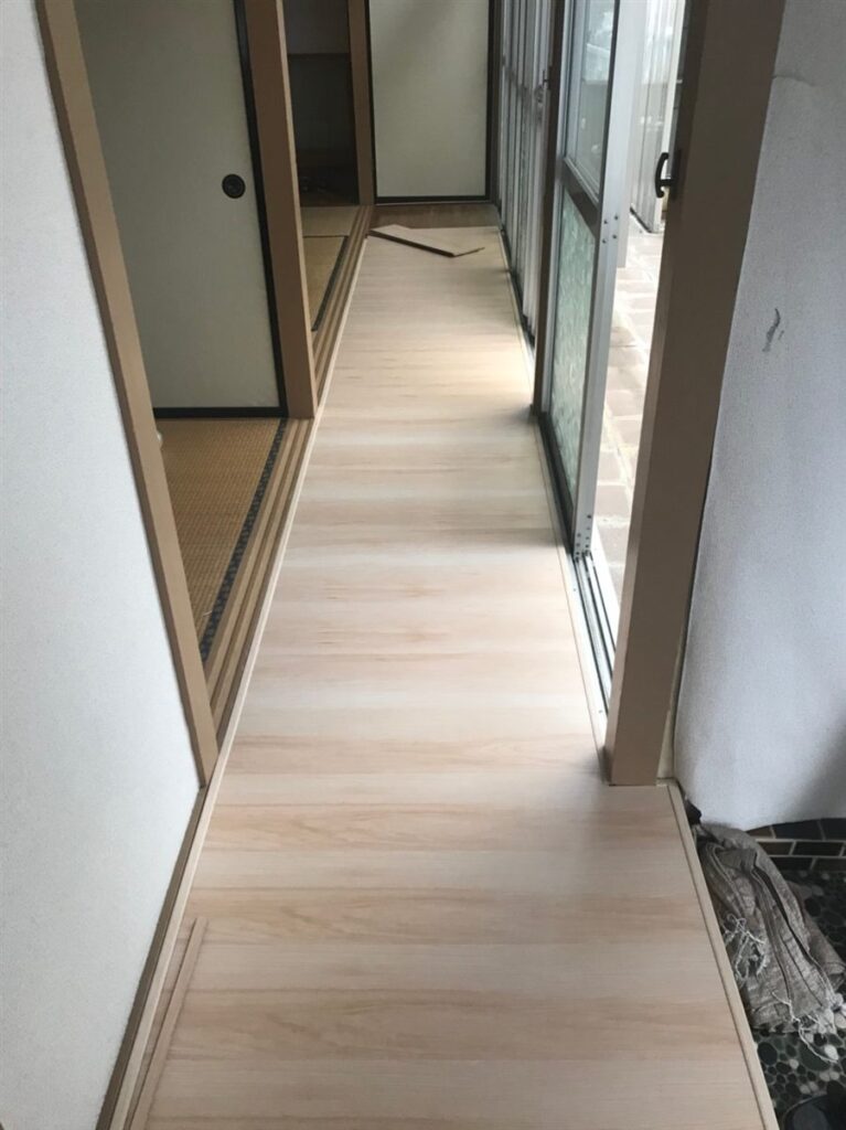 張り替えが完了した廊下の床